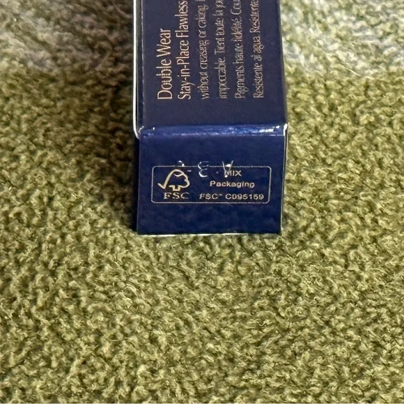 Estée Lauder Double Wear Stay-in-Place Flawless Wear Concealer: Light (Cool) 1C - Picture 8 of 14